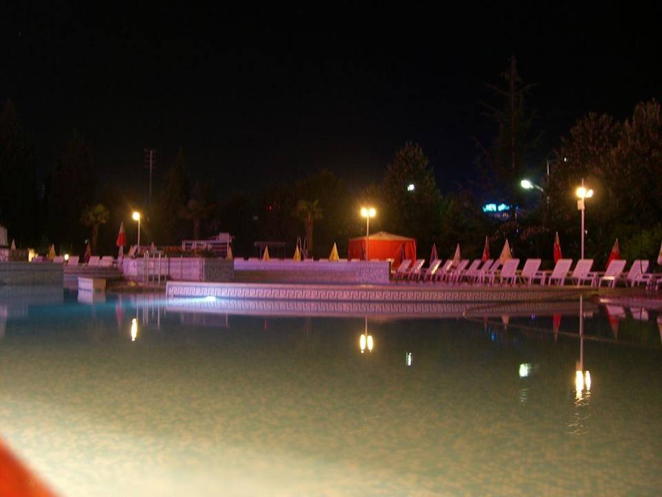 Pool by night Hotel Hrizantema