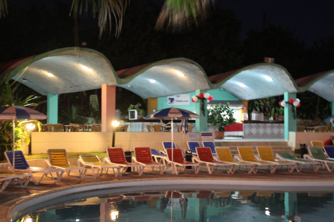 Beleuchteter Pool am Abend Gran Caribe Club Atlantico