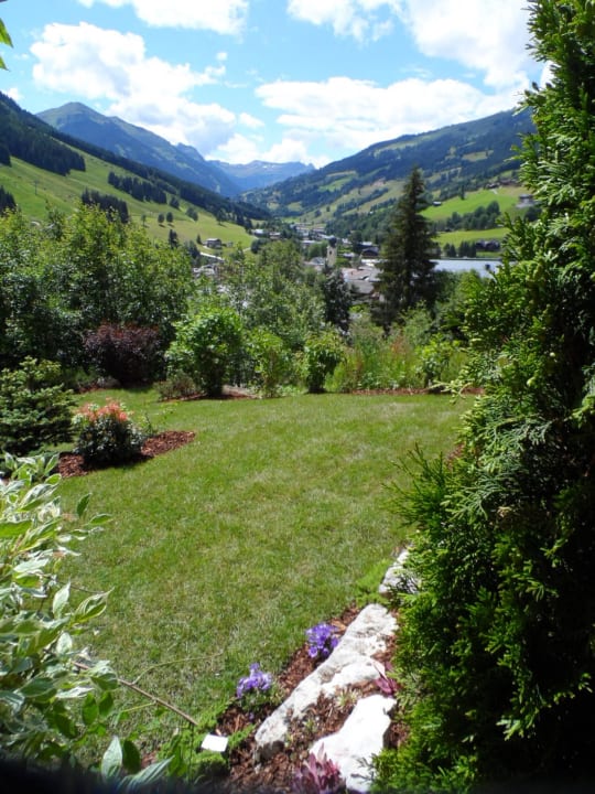 Blick auf Saalbach vom Garten Appartementhaus CASAMARAI