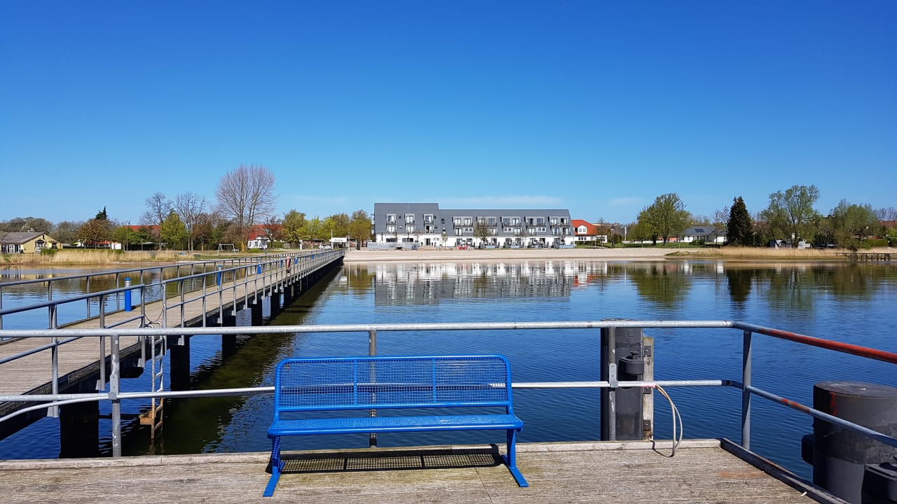 Seebrücke ganz hinten Blick zum Hotel Strandhotel Dranske