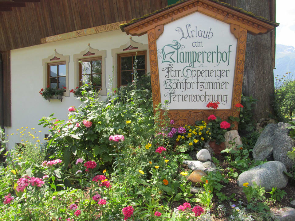 Hoftafel im Morgenlicht Bauernhof Klampererhof