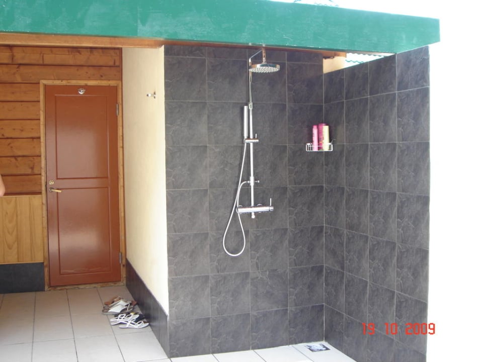 Offenes Bad mit Regendusche Meeru Maldives Resort Island