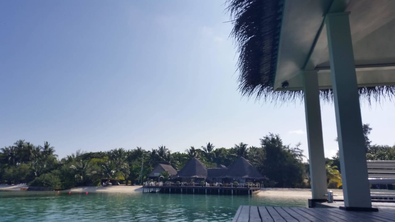 Blick auf Hotelrestaurant v. Bootsanlegersteg Adaaran Select Hudhuran Fushi - Premium All Inclusive
