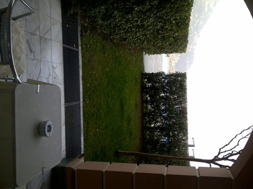 Zimmer 501: Terrasse und im Hintergrund der Pool Villa Sassa