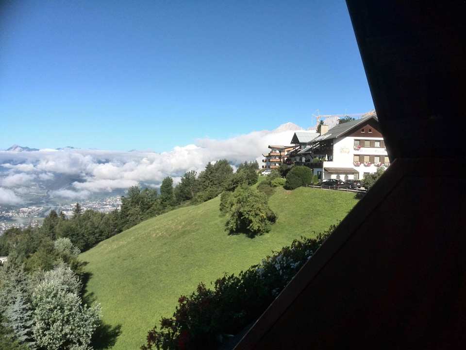 Laag hangende nevel in het dal Hotel Habhof Garni