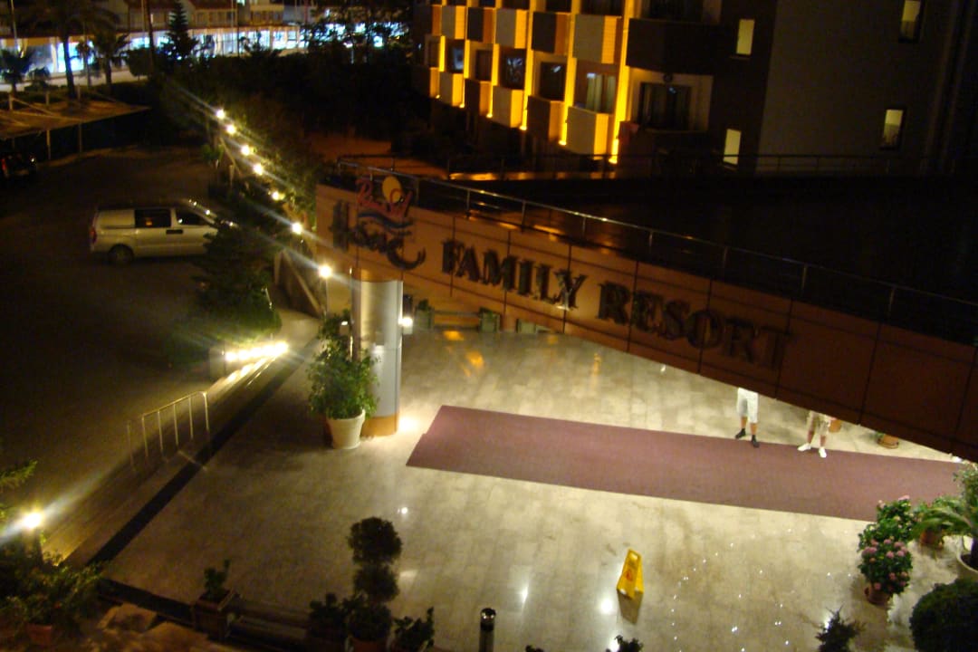 Hotel-Eingang by night Hane Family Resort