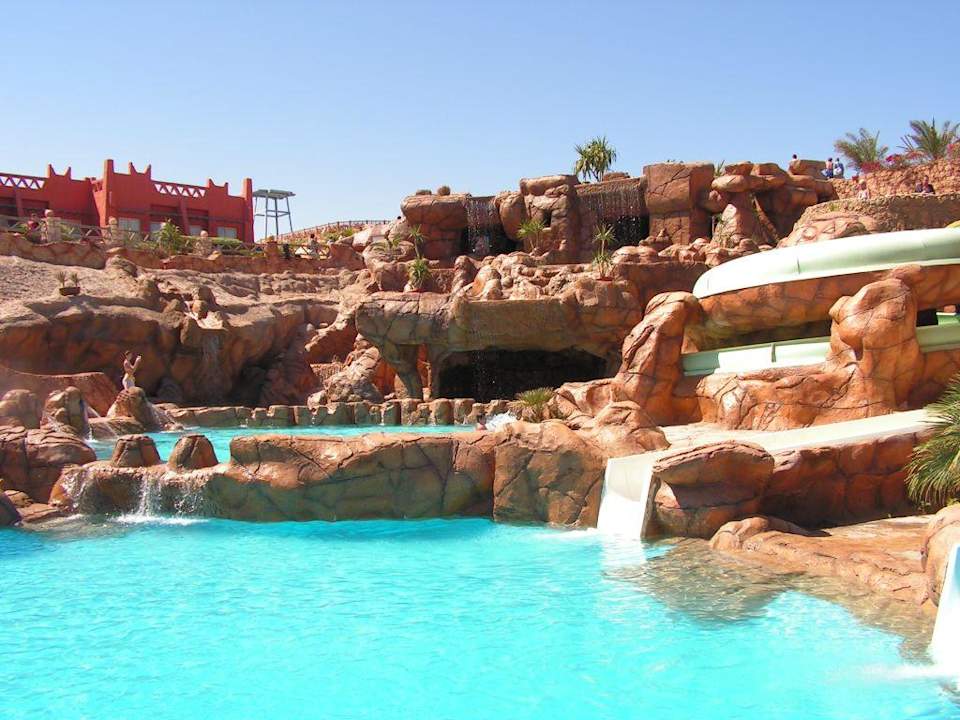 Poolanlage von untern Hotel Hauza Beach Resort