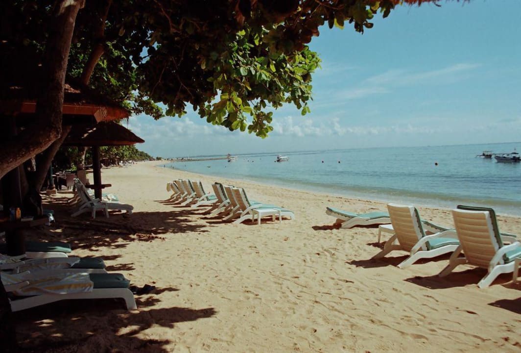 Der lange Strand vor dem Hotel The Laguna A Luxury Collection Resort & Spa