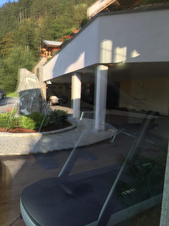 Reflektierter Blick ins Fitnessstudio Das Kaltenbach Aparthotel