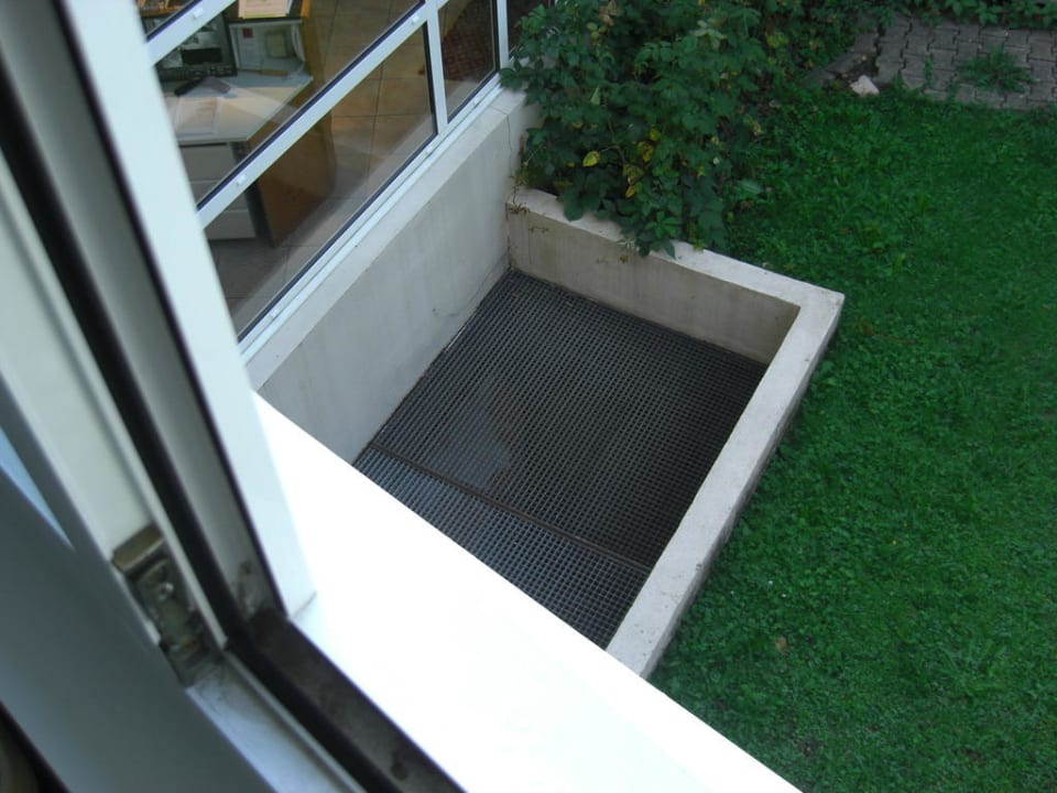 Blick von unserem Zimmer auf die Klimaanlage Hotel Mercure Annecy Sud