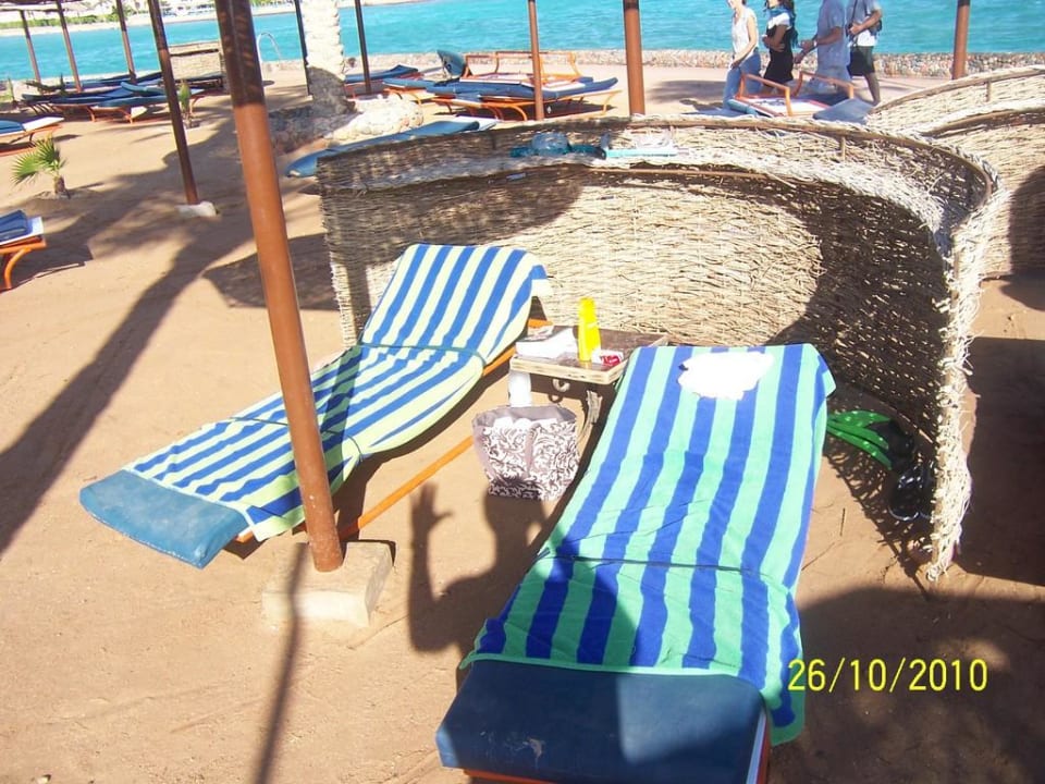Strand mit Liegen und meinem Schatten  Arabia Azur Resort
