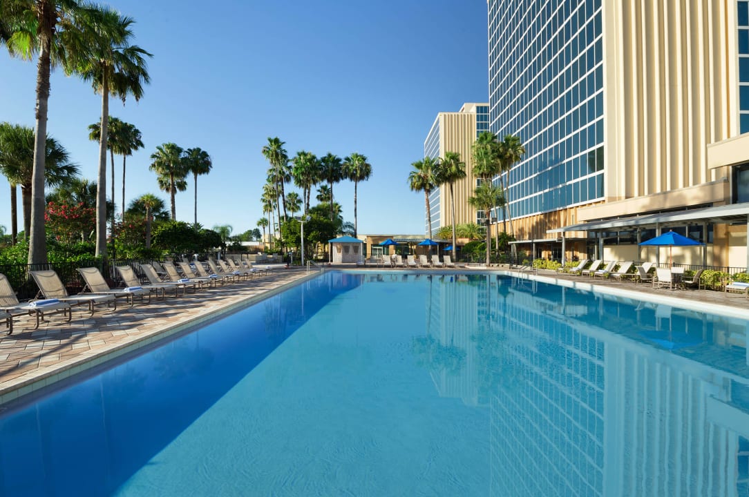 Swimming pool Doubletree Hotel at the Entrance to Universal Orlando