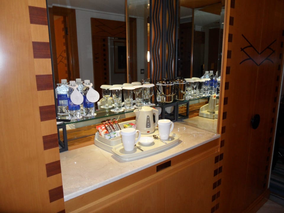 Eingangsbereich mit Schrank "Küche" Hilton Dubai Jumeirah