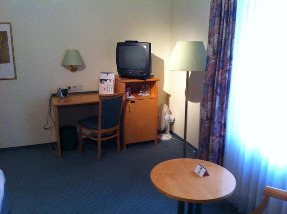 Minibar und TV Best Western Ambassador Hotel