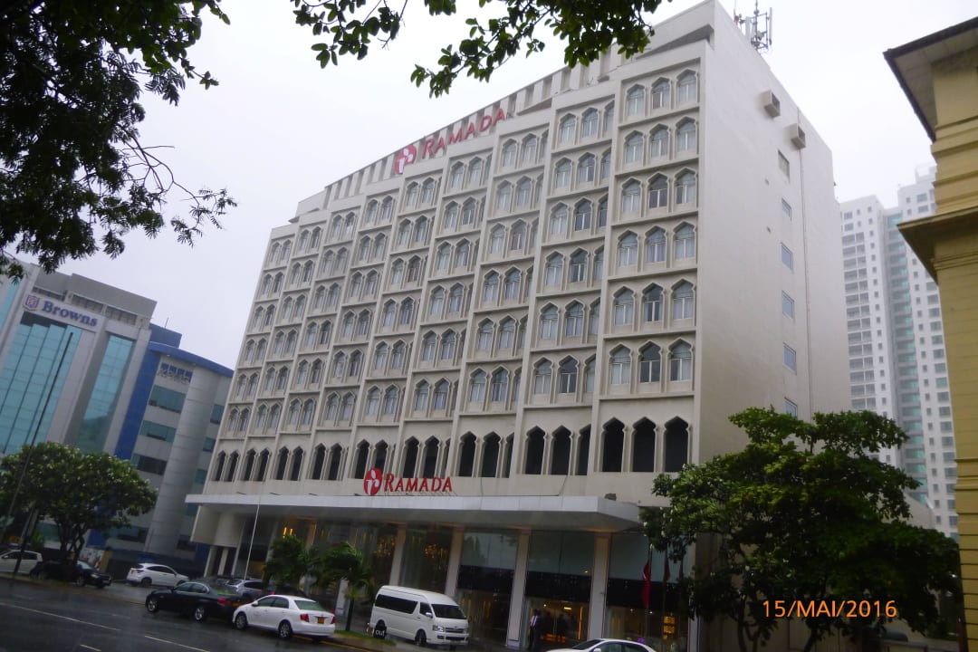 Blick von der gegenüberliegenden Strassenseite Ramada by Wyndham Colombo