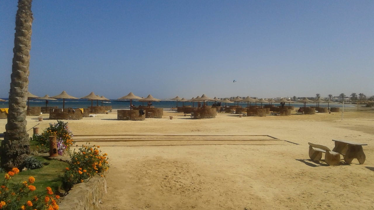 Bocciabahn vorne am Strand Three Corners Equinox Beach Resort