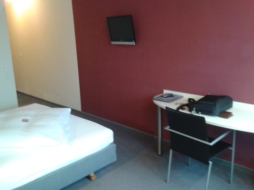 Raum/Fernseher/Tisch Hotel Bären