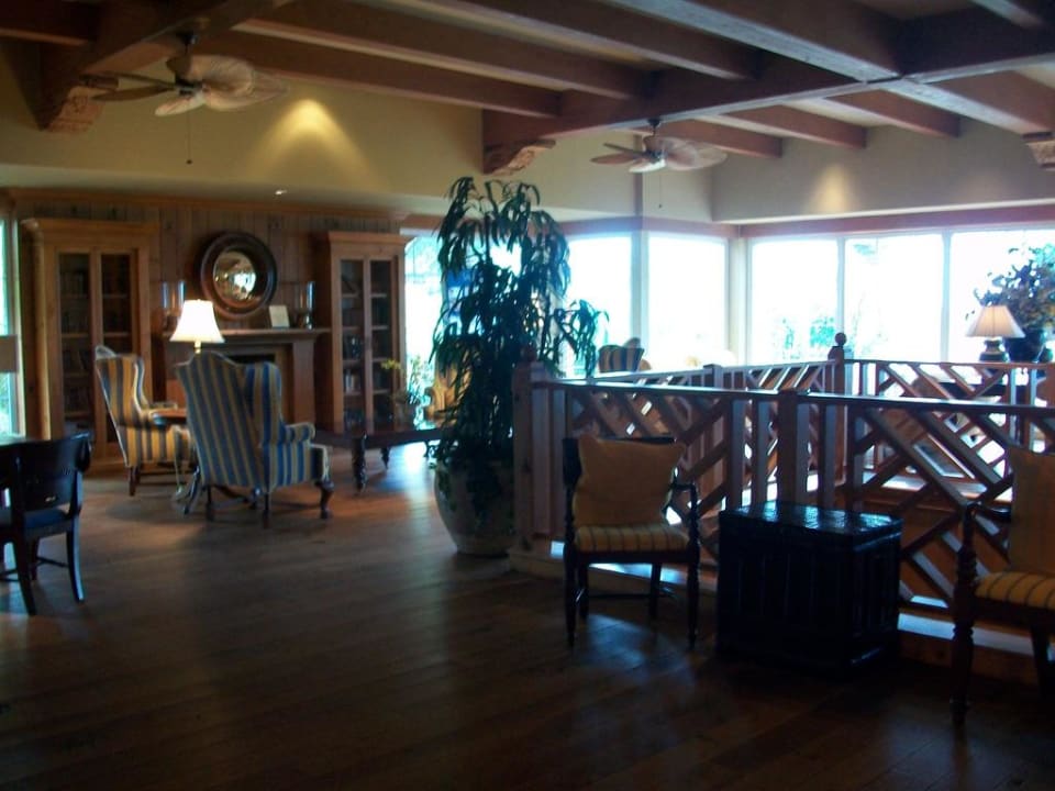 Lobby Hotel Grotto Bay Beach Resort