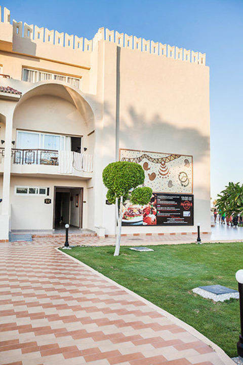 Wejście do budynku z pokojami Pickalbatros Royal Moderna Resort-Sharm El Sheikh