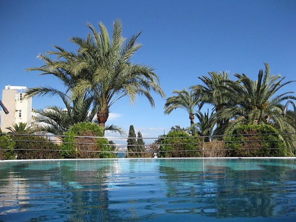 Vom Innenpool direkt in den Außenpool. GPRO Valparaiso Palace & Spa