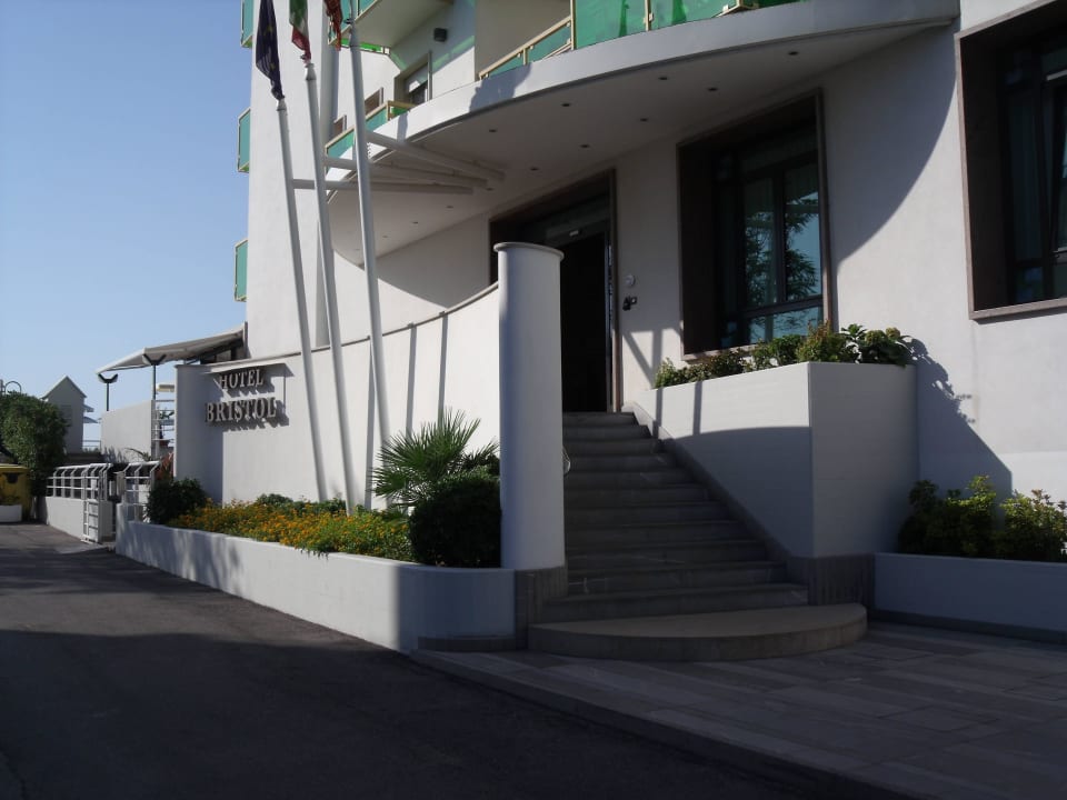 Hoteleingang Hotel Bristol