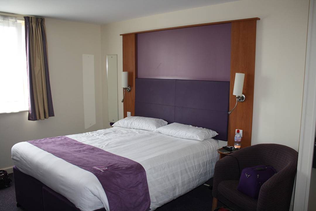Schönes Bett mit King Size Decke Hotel Premier Inn Manchester Trafford Centre West
