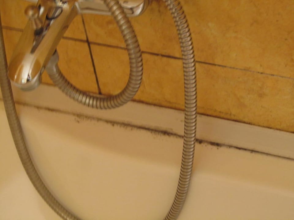 Schimmel im Badezimmer Ithea Suites Hotel