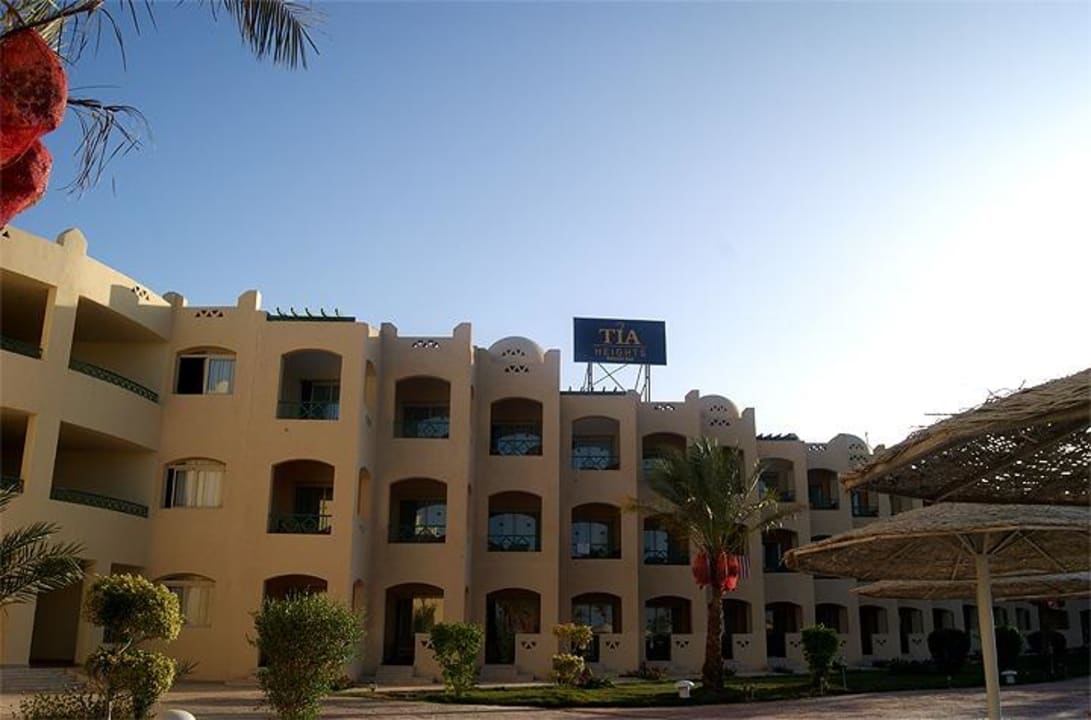 Widok z basenu na balkony Xanadu Club Makady Bay
