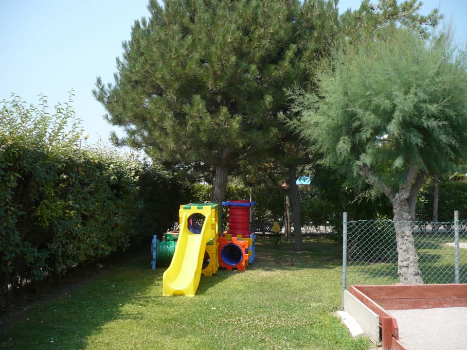 Kinderspielplat im Garten Hotel Palace  Hotel Palace