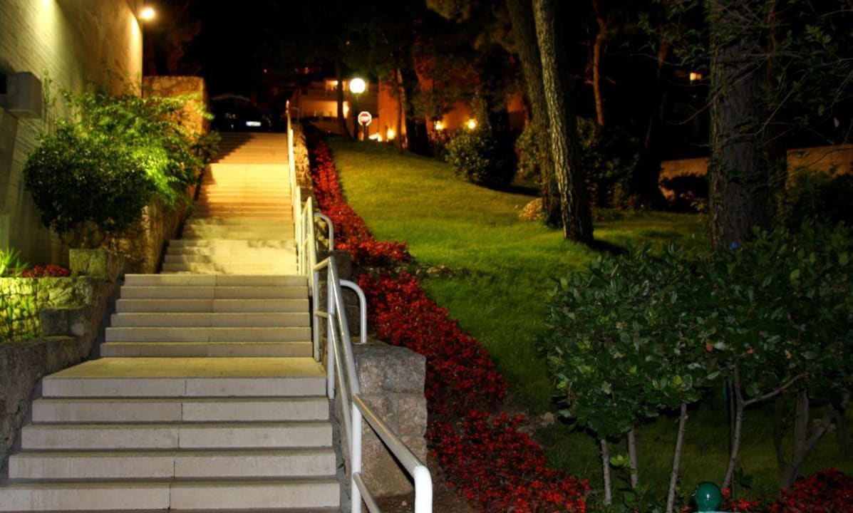 Fußweg zum Parkplatz Bluesun Hotel Soline