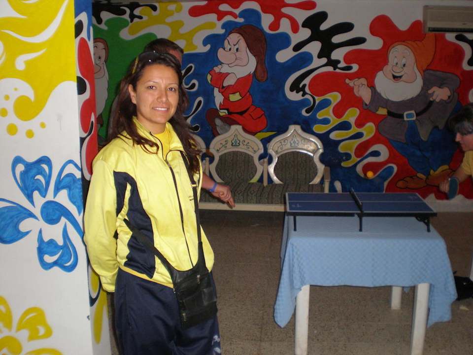 Animatorka w pokoju zabaw dla dzieci Hawai Beach Club