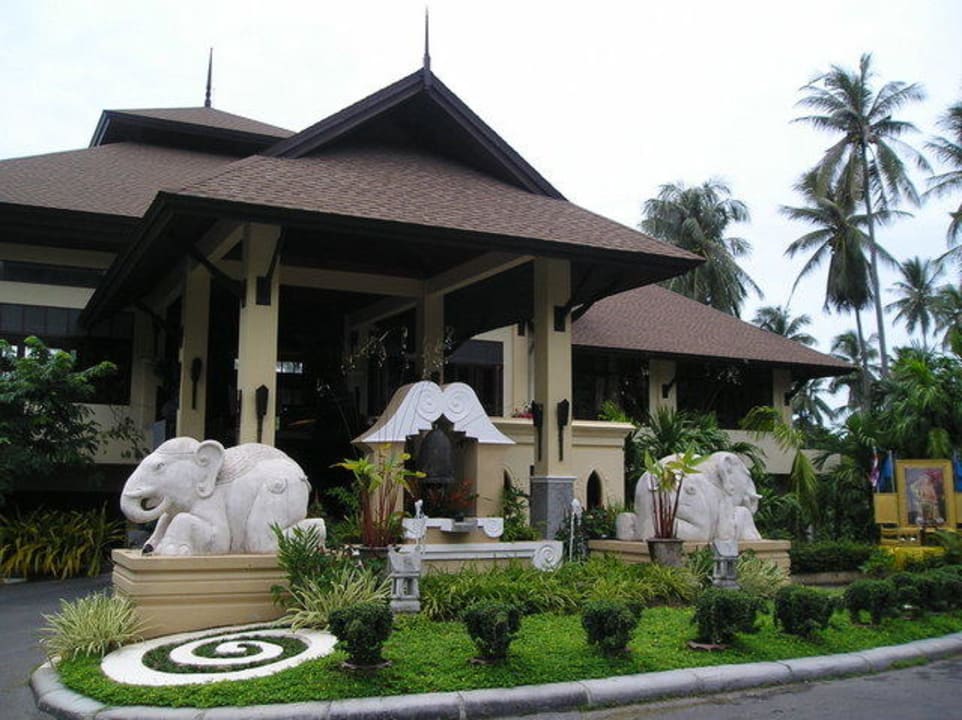 Außenanlage am Hoteleingang The Fair House Beach Resort