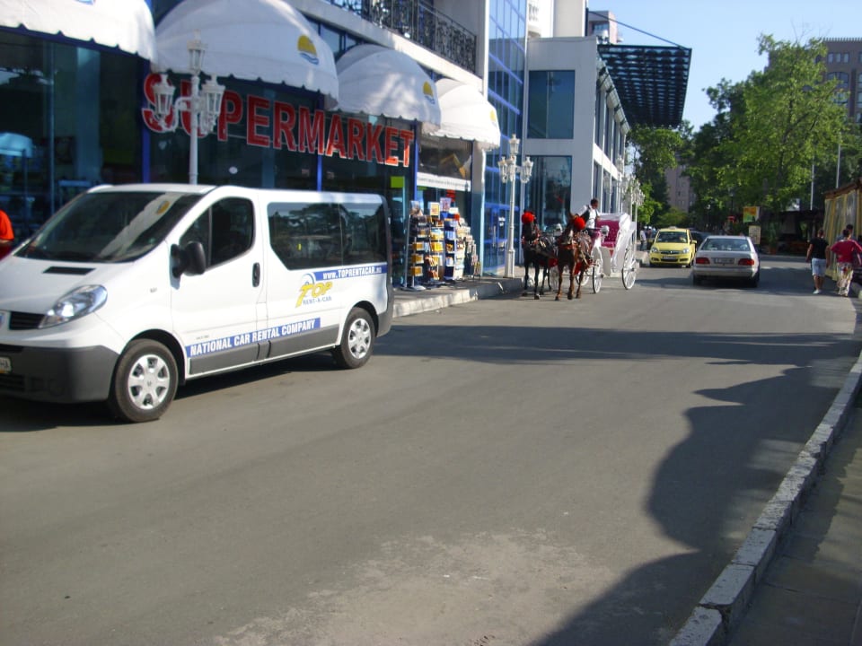 Straße vor dem Hotel DAS Club Hotel Sunny Beach