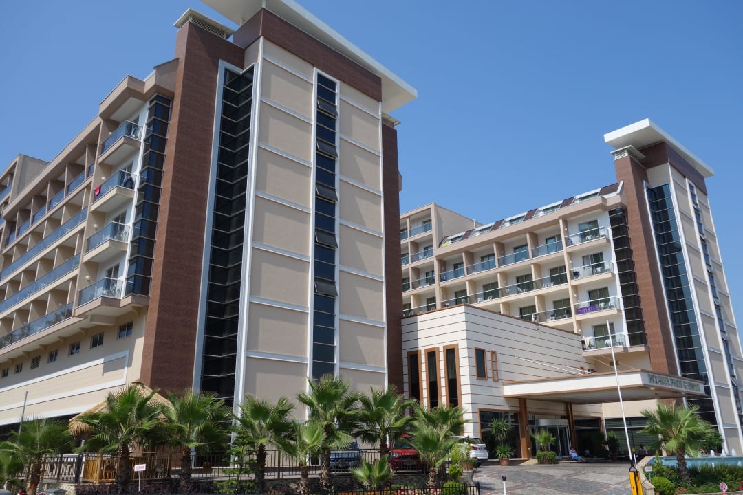 Haupteingang am Tag Dizalya Palm Garden