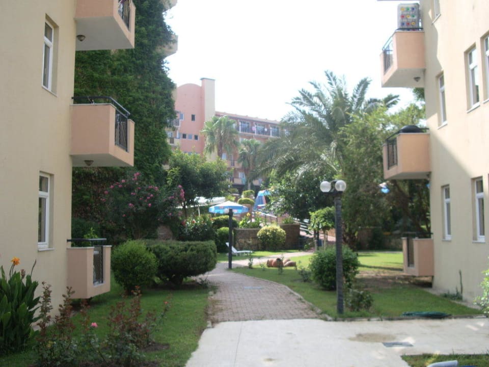 Weg zwischen Nebengebäude Seaden Corolla Hotel