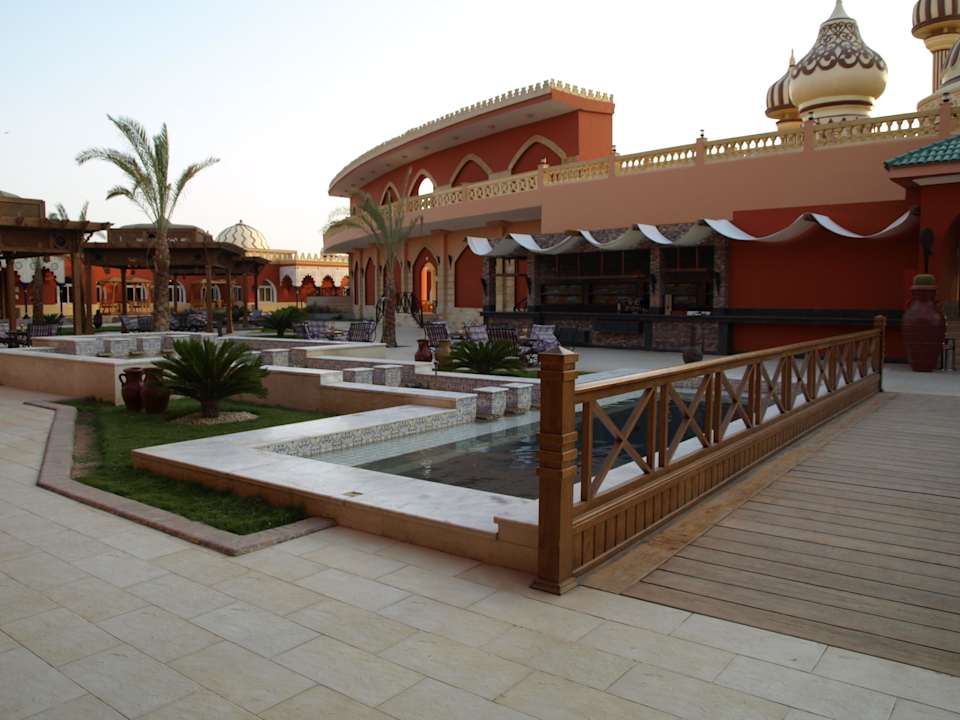 Dziedziniec z fontannami Pickalbatros Alf Leila Wa Leila Resort - Neverland Hurghada