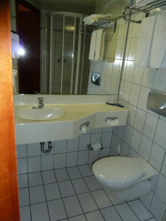 Bad mit Dusche und WC Hotel Löwen