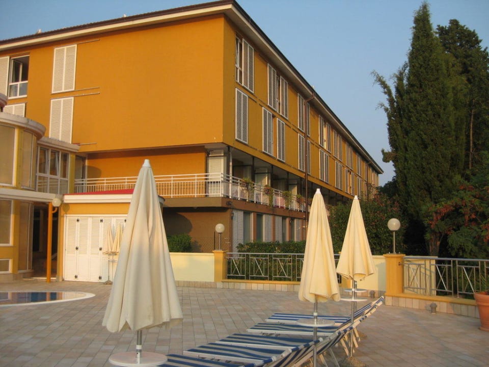 Blick vom Pool auf das Hotel Valamar Sanfior Hotel & Casa