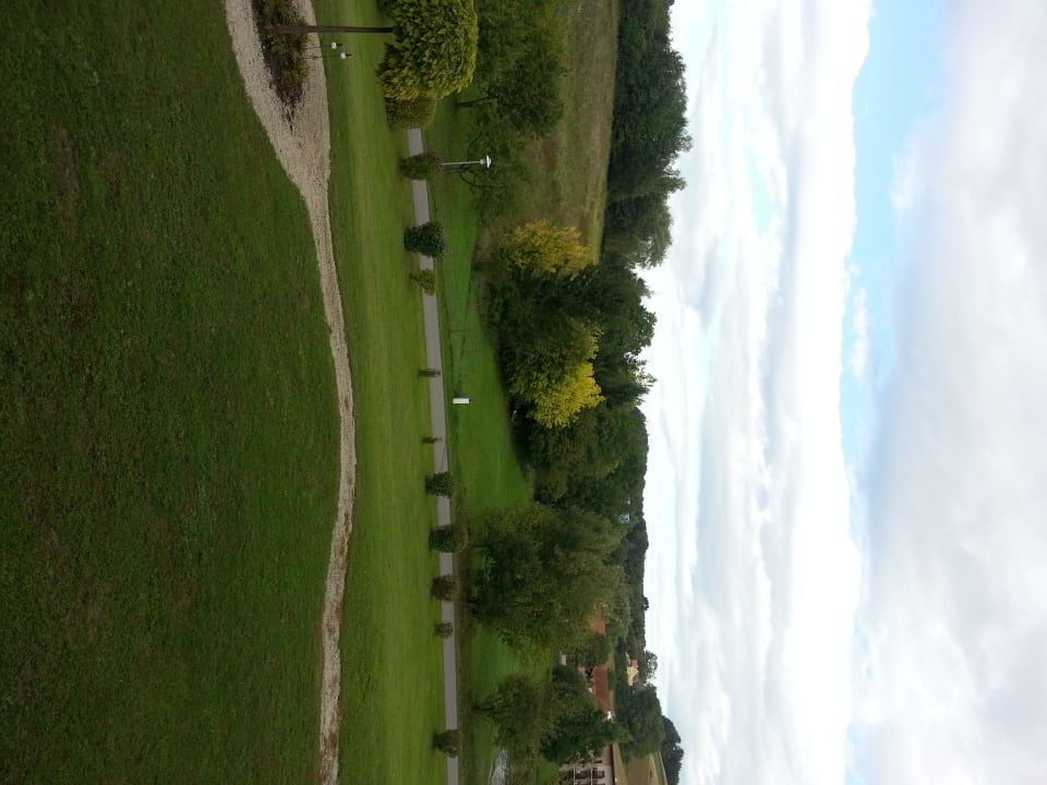 Blick vom Balkon in den Garten des Hotels. Romantikschlössl Loipersdorf Adults Only