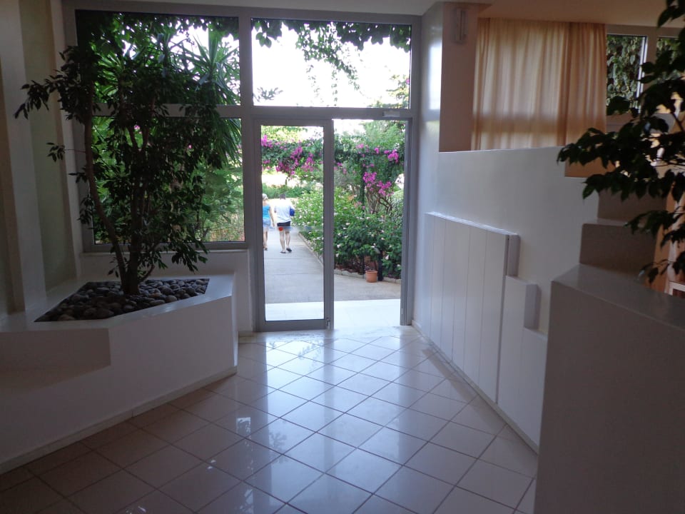 Ausgang Hotel zu Garten und Strand Anissa Beach & Village