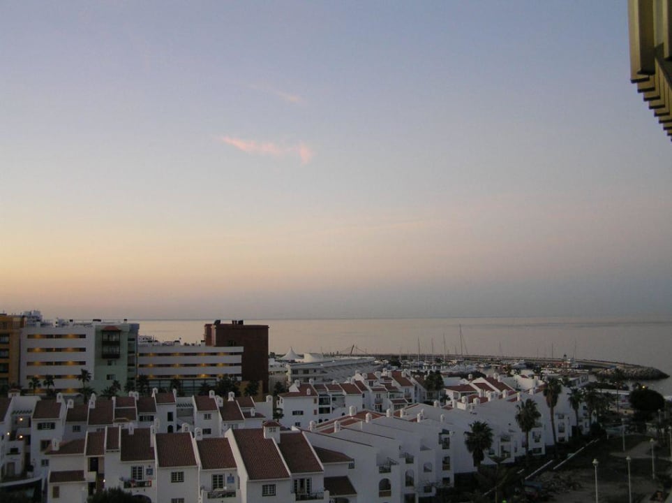 Sonnenaufgang mit Hafen im Hintergrund Hovima Costa Adeje - For Cool Adults