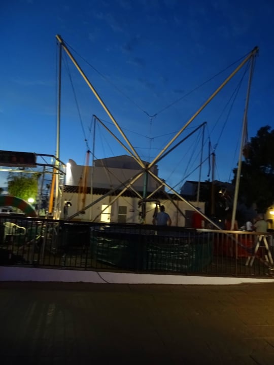 Trampolinhüpfen - gegen Gebühr - bei der Minidisco Globales Bouganvilla