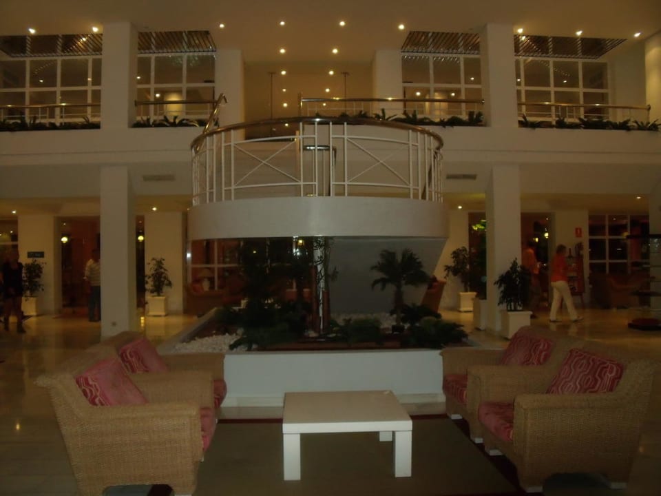 Eingangsbereich am Abend Protur Vista Badia Aparthotel