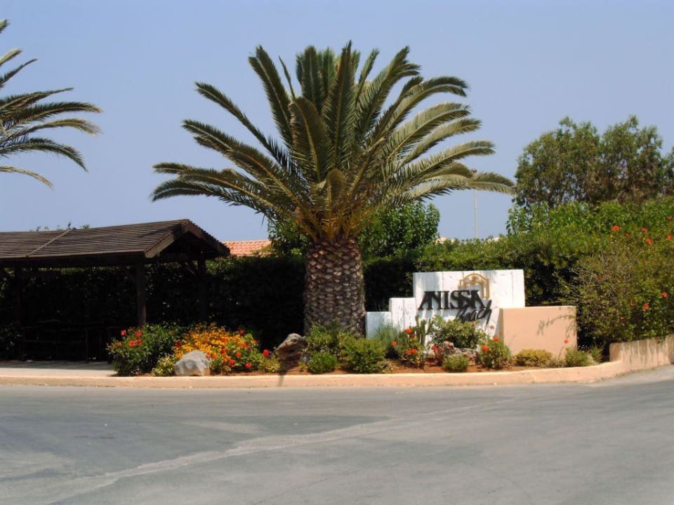 Vor dem Hotel Anissa Beach & Village