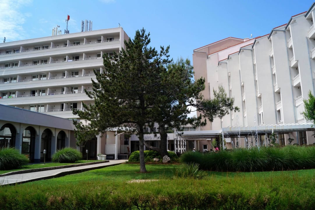 Hotel von aussen gesehen (Strassenseite) Hotel Baska