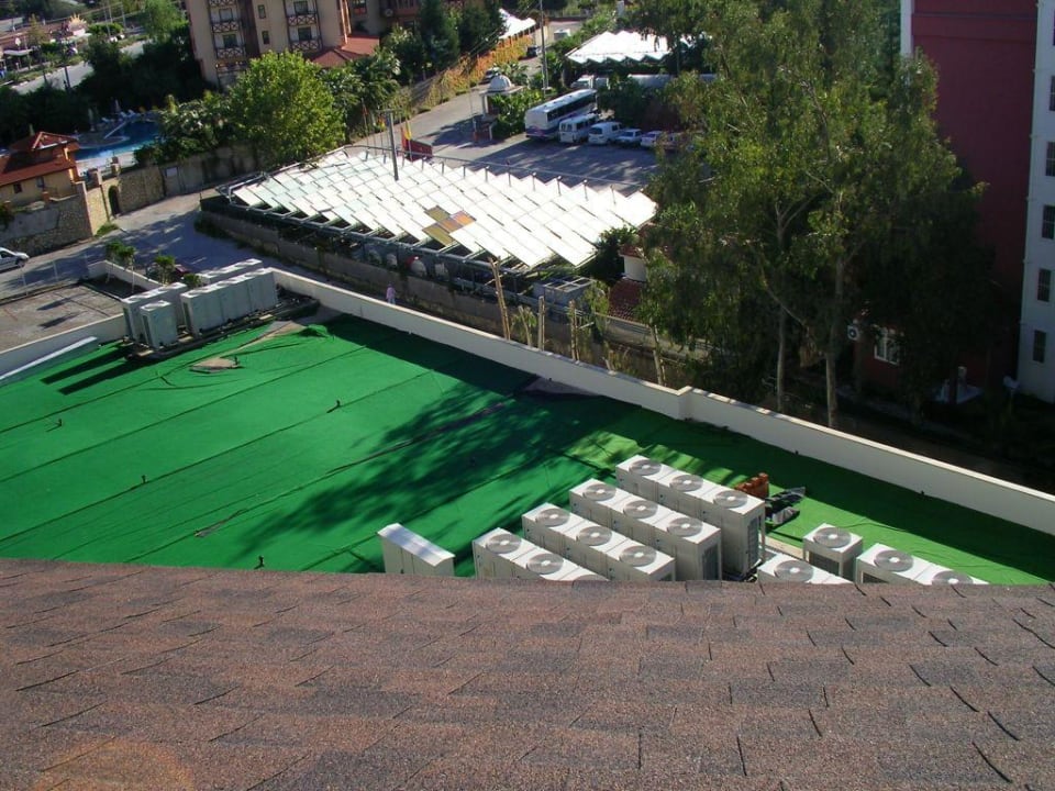 Blick aus unserem Zimmer auf Restaurant-Dach Sunis Kumköy Beach Resort Hotel & Spa