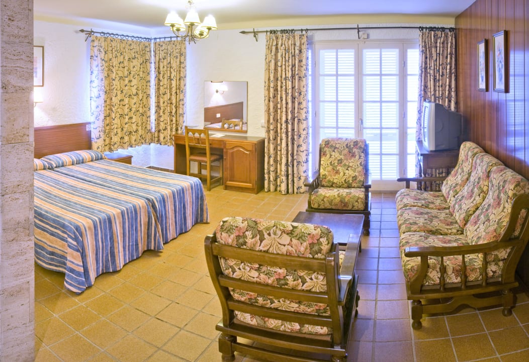 Family room Hotel GHT Neptuno