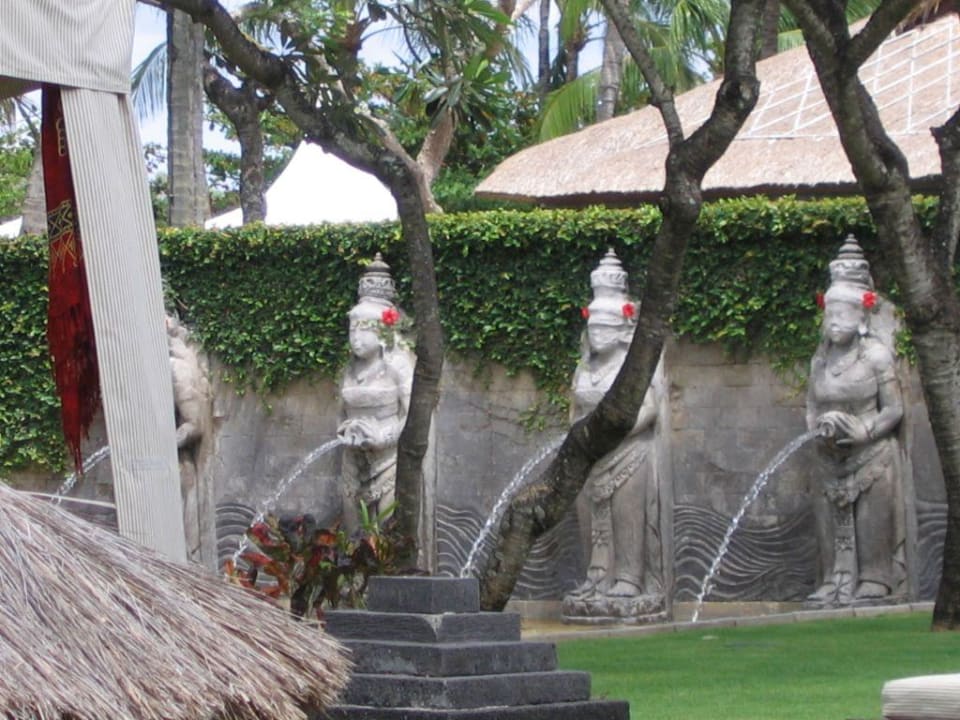 Figuren hinter dem Hauptpool InterContinental Bali Resort