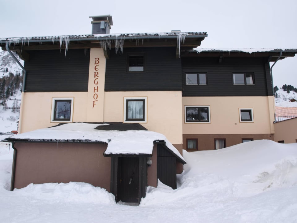 Eingang zum Schistall Pension Berghof