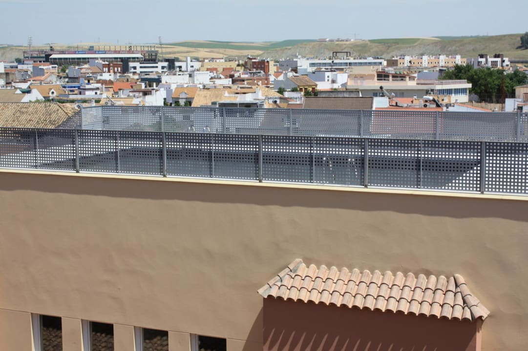 Swimmingpool auf dem Hoteldach Hesperia Córdoba
